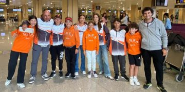 Siete integrantes del equipo de Optimist de Es Nàutic, en el Campeonato de Baleares