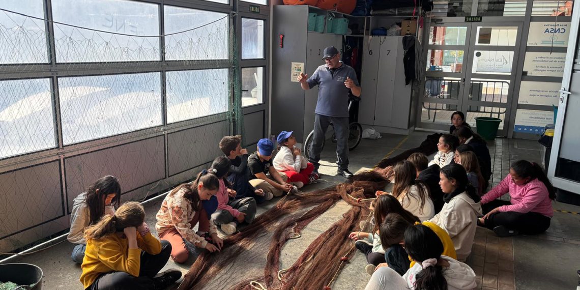 Los alumnos de Can Cantó descubren la pesca tradicional y avistan aves en la Setmana del Mar