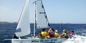 Es Nàutic lanza cursos intensivos de Semana Santa de kayak y vela para niños y adultos