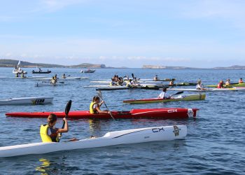 La bahía de Portmany acoge la Copa Balear de Jóvenes Promesas de Piragüismo, que estrena circuito en el puerto
