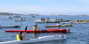 La bahía de Portmany acoge la Copa Balear de Jóvenes Promesas de Piragüismo, que estrena circuito en el puerto
