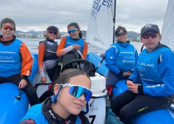 La falta de viento complica el Campeonato de Balears de Optimist, celebrado en Ibiza