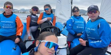 La falta de viento complica el Campeonato de Balears de Optimist, celebrado en Ibiza