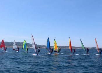 Todo a punto para iniciar los cursos Open de Windsurf del Club Nàutic Sant Antoni, dirigidos a niños y adultos