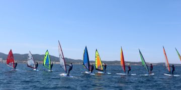 Todo a punto para iniciar los cursos Open de Windsurf del Club Nàutic Sant Antoni, dirigidos a niños y adultos
