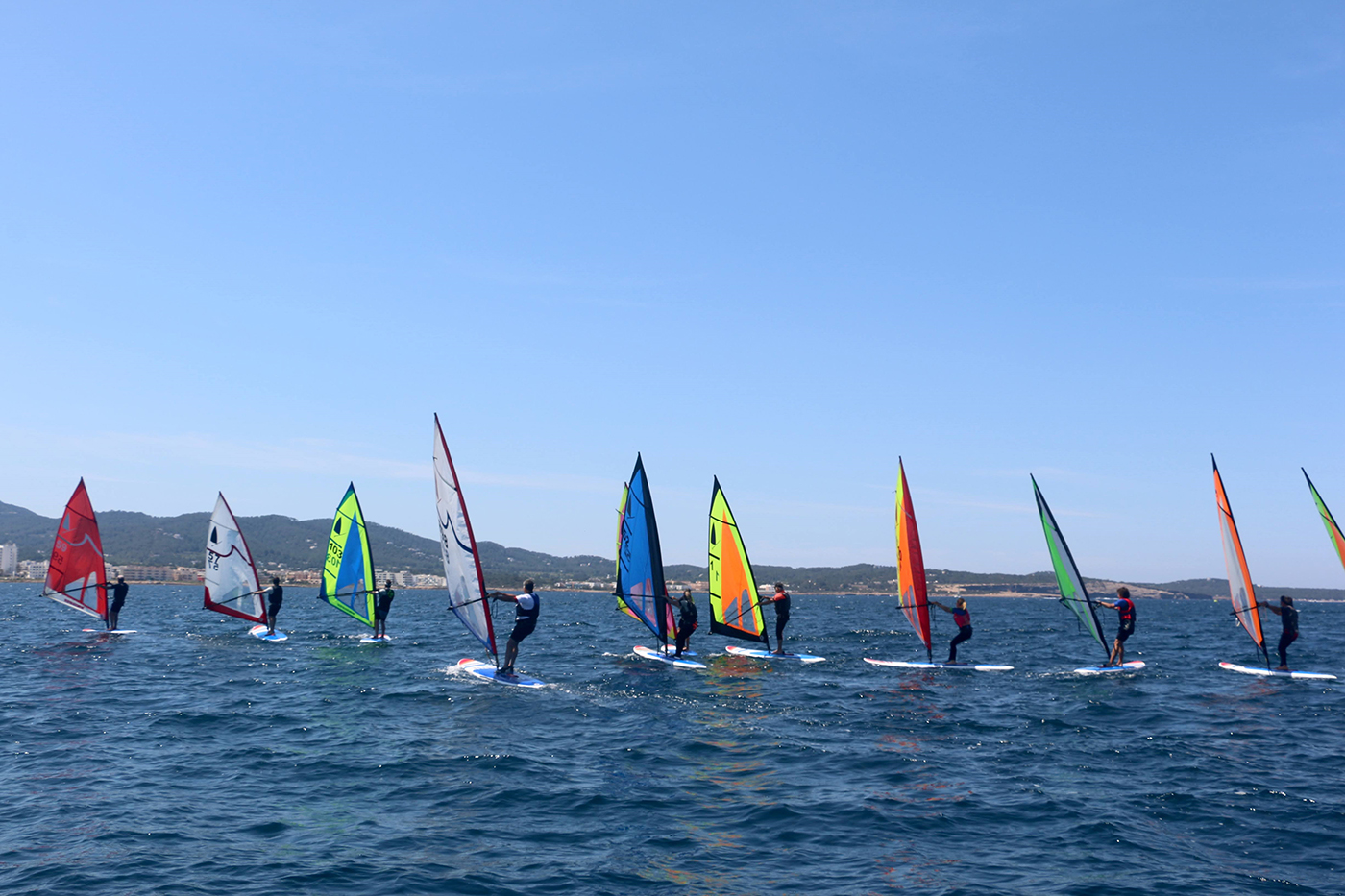Todo a punto para iniciar los cursos Open de Windsurf del Club Nàutic ...