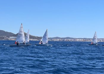 Gran fin de semana de regatas en la bahía de Portmany, con la celebración del Trofeo Restaurante Es Nàutic