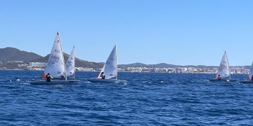 Gran fin de semana de regatas en la bahía de Portmany, con la celebración del Trofeo Restaurante Es Nàutic