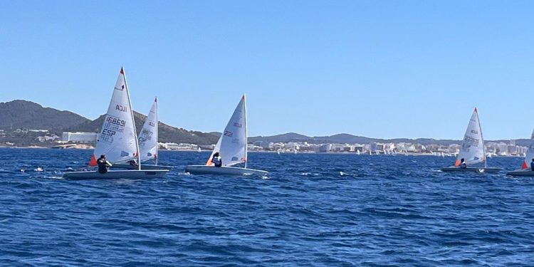 Gran cap de setmana de regates a la badia de Portmany amb la celebració del Trofeu Restaurant Es Nàutic