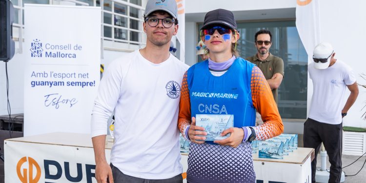 Paula Pina y María Torres, del CNSA, se suben a lo más alto del podio en la Semana de la Vela de Cala Gamba