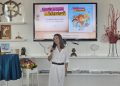El salón social se llena durante la presentación del libro ‘¿Dónde se esconde la felicidad?’, de Carla Pérez Covas