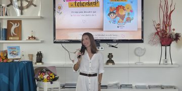 El saló social s’omple durant la presentació del llibre ‘¿Dónde se esconde la felicidad?’, de Carla Pérez Covas