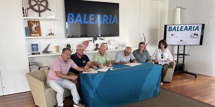 Los clubes náuticos ibicencos renuevan el convenio de colaboración con Baleària, durante un acto en el CNSA