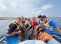 Los alumnos de los cursos de verano salen a ‘pescar’ basura en la bahía