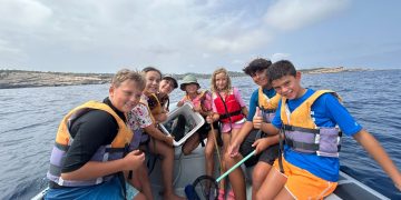 Los alumnos de los cursos de verano salen a ‘pescar’ basura en la bahía