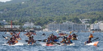 Gairebé cent palistes han participat en el XXV Dia de la Piragua, celebrat aquest matí a la badia de Portmany