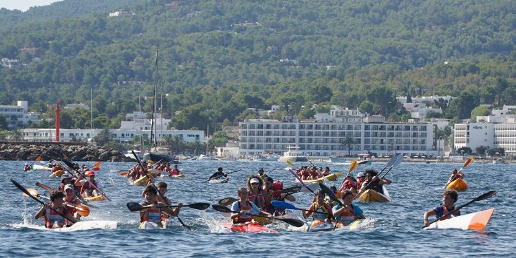 Gairebé cent palistes han participat en el XXV Dia de la Piragua, celebrat aquest matí a la badia de Portmany
