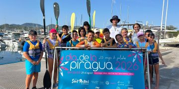 Alumnos de los cursos de verano de Es Nàutic y sus familias se adhieren al XXV Día de la Piragua