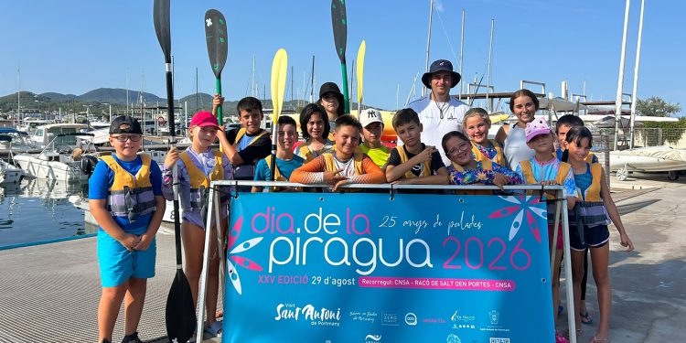 Alumnos de los cursos de verano de Es Nàutic y sus familias se adhieren al XXV Día de la Piragua