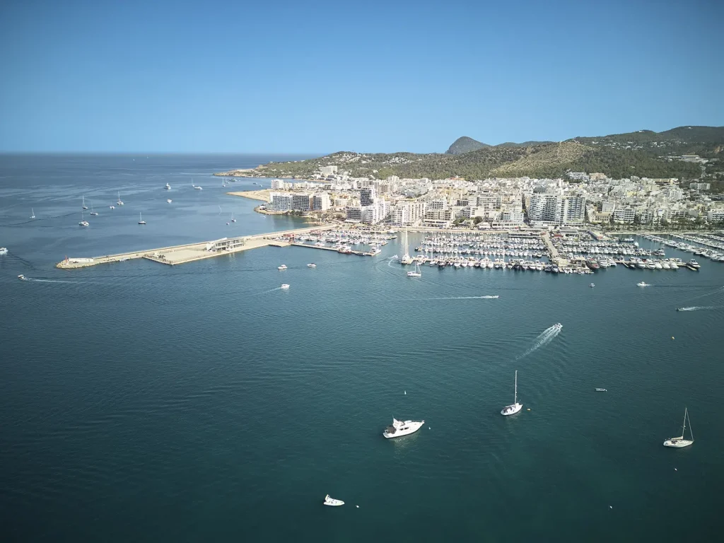 Consultez les prévisions météo et les conditions en temps réel de la mer Méditerranée.
