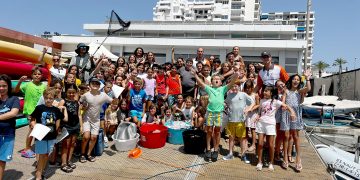 Los alumnos de los cursos de verano vuelven a limpiar el mar de la bahía de Portmany