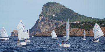 Reparto de trofeos en el Campeonato de Ibiza de Vela Escolar para la clase Optimist